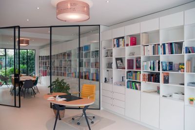 afbeelding van een netjes uitziende leeskamer